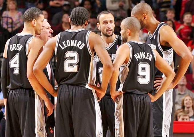 判若两队，武汉三镇前14轮5胜3平6负，后16轮1胜4平11负（反差悬殊：武汉三镇前14轮5胜3平6负，后16轮仅1胜4平11负）