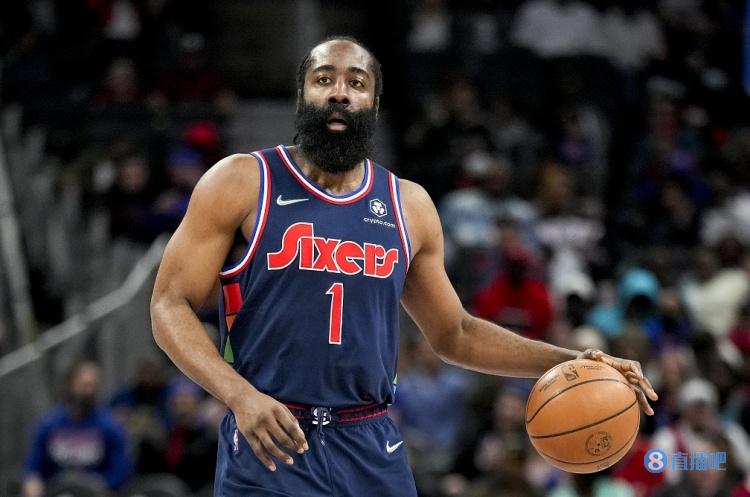 詹姆斯关键时刻连拿10分创赛季新高，头戴皇冠引球迷欢呼模仿（詹姆斯关键时刻连得10分刷新赛季新高，戴皇冠庆祝引爆球迷欢呼模仿）