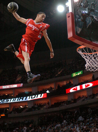 哈登助攻如潮又成球队节奏发动机（哈登妙传频出化身球队节奏引擎）