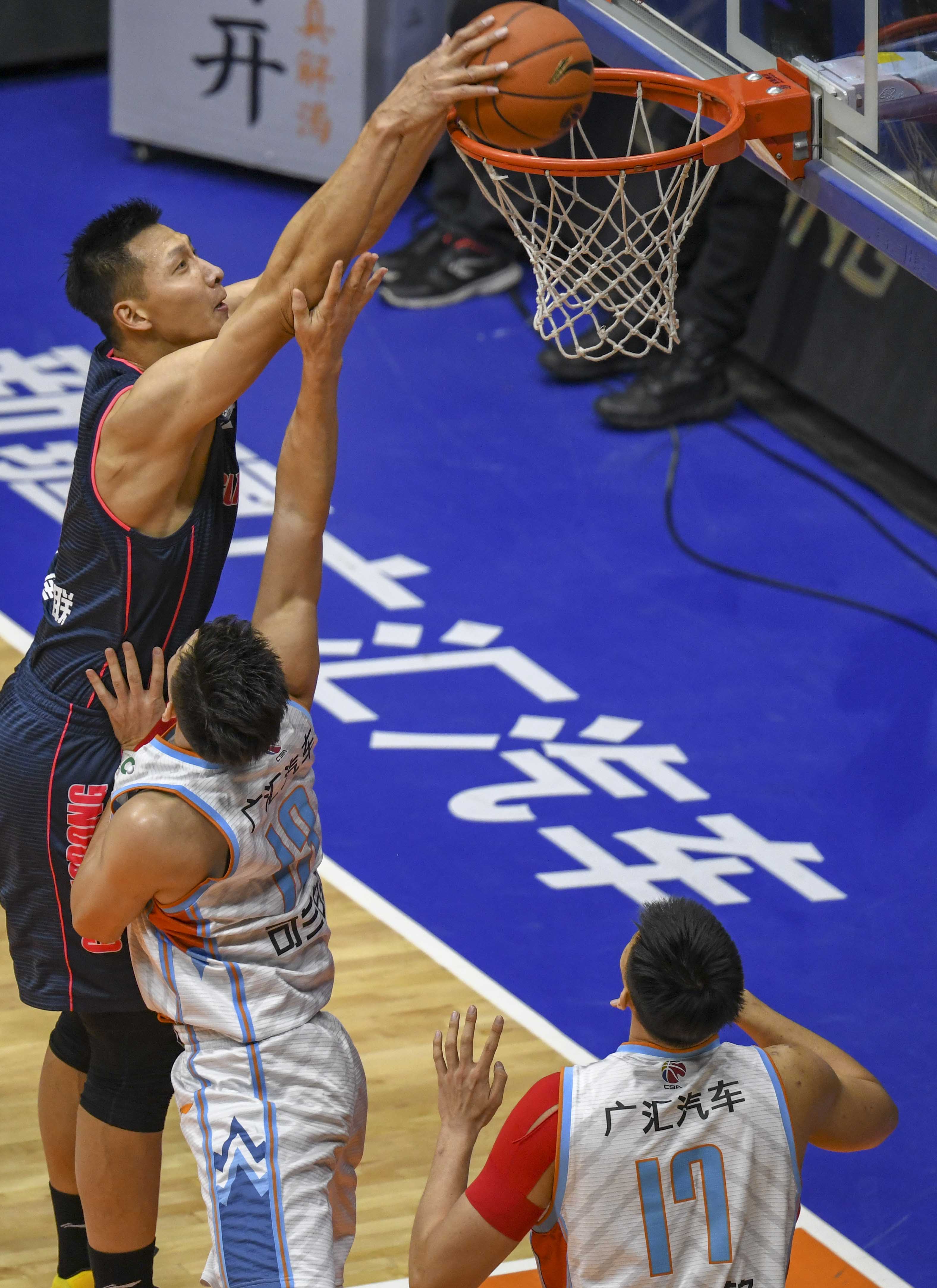 球队完全把节奏掌握在自己手里（球队牢牢掌控比赛节奏）