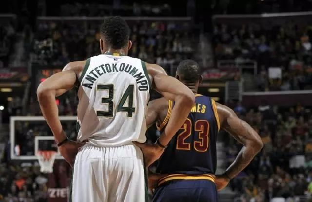 庆祝波兰独立日，莱万将纽约帝国大厦点亮为白红色（莱万为波兰独立日点亮纽约帝国大厦白红灯光）